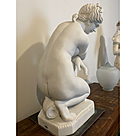 imagem do produto Escultura Afrodite Agachada 87cm - Emp447