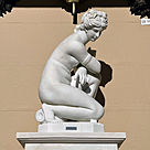 imagem do produto Escultura Afrodite Agachada 87cm - Emp447