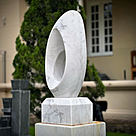 imagem do produto Escultura Elo Eterno Mármore Branco 100cm - EMP228 Elegância e Significado