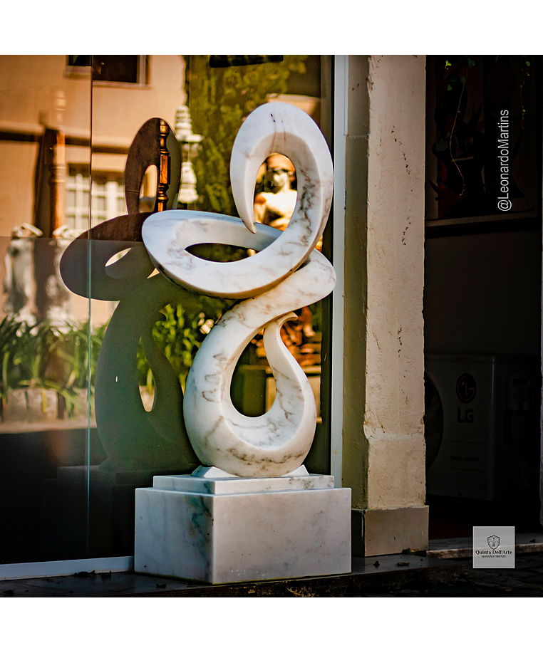 imagem do produto Escultura Fluxo Cont�nuo M�rmore Branco 150cm - EMP743