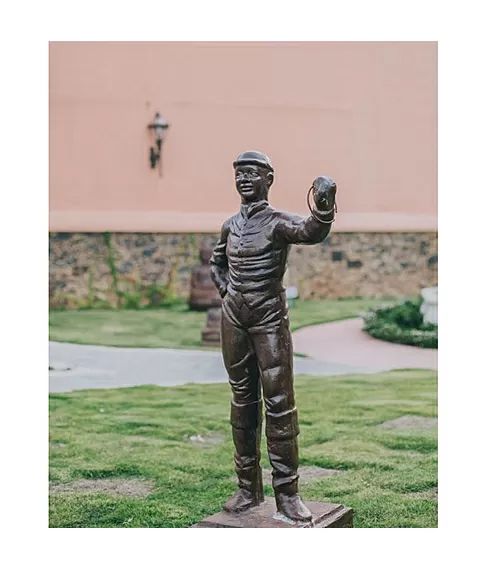 imagem de Escultura Jóquei de Ferro Fundido 115cm - VRF115 Arte e Movimento Clássico