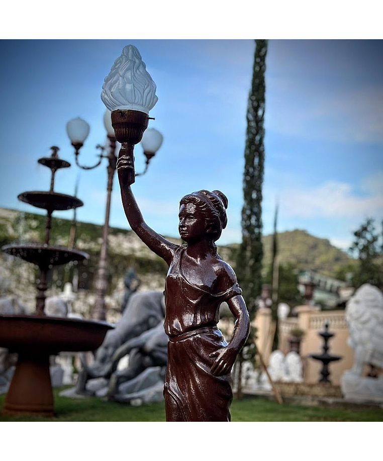 imagem do produto Escultura Lady Luminária em Ferro Fundido 125cm - EF239D Elegância e Funcionalidade