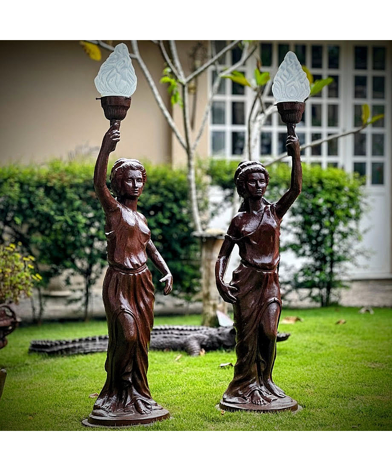 imagem do produto Escultura Lady Luminária em Ferro Fundido 125cm - EF239D Elegância e Funcionalidade