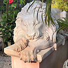 imagem do produto Escultura Leão Dormindo em Mármore Rosado 100cm EMP202 Serenidade e Elegância