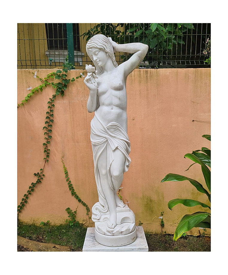imagem do produto Escultura Mulher com Rosa 160cm - EMP466