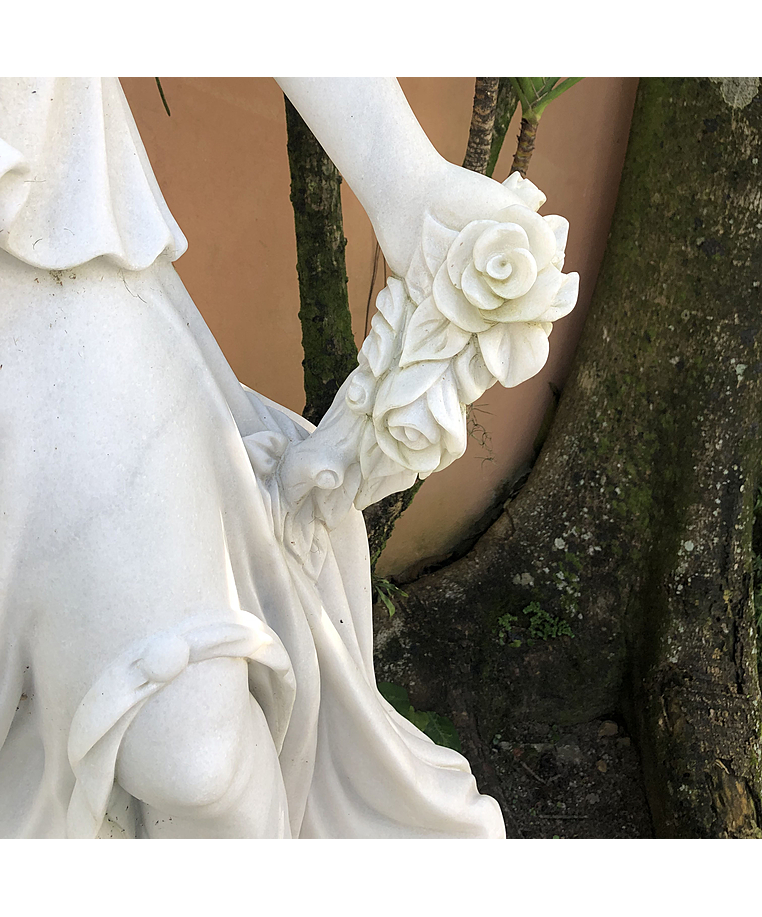 imagem do produto Escultura Mulher com Rosa nas Mãos 160cm - EMP458