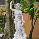 imagem do produto Escultura Mulher com Rosa nas Mãos 160cm - EMP458