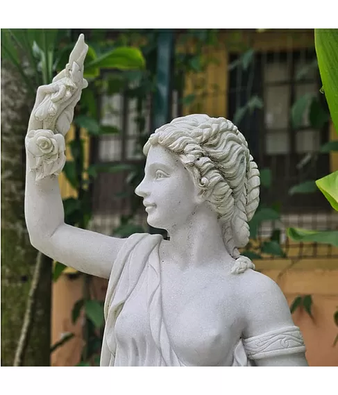imagem de Escultura Mulher com Rosa nas M�os 160cm - EMP458