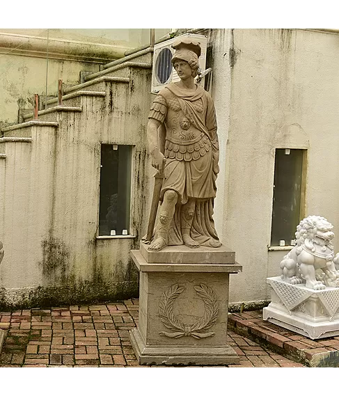 imagem de Escultura Soldado Romano com Espada 230cm - EMP511