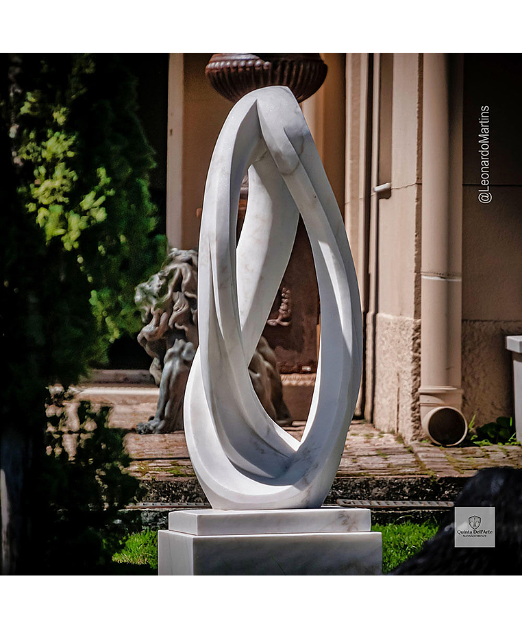 imagem do produto Escultura Tra�o Soberano M�rmore Branco 150cm - EMP748