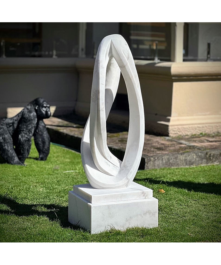 imagem do produto Escultura Tra�o Soberano M�rmore Branco 150cm - EMP748