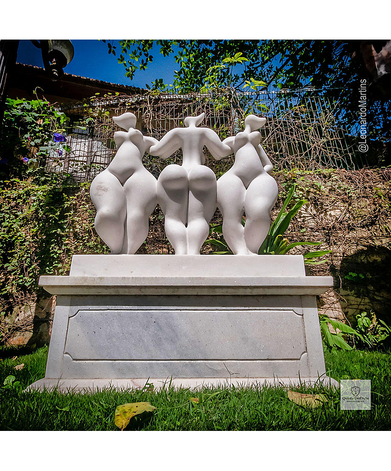 imagem do produto Escultura Trindade Serena Mármore Branco 100cm - EMP746 Design Moderno para Jardins
