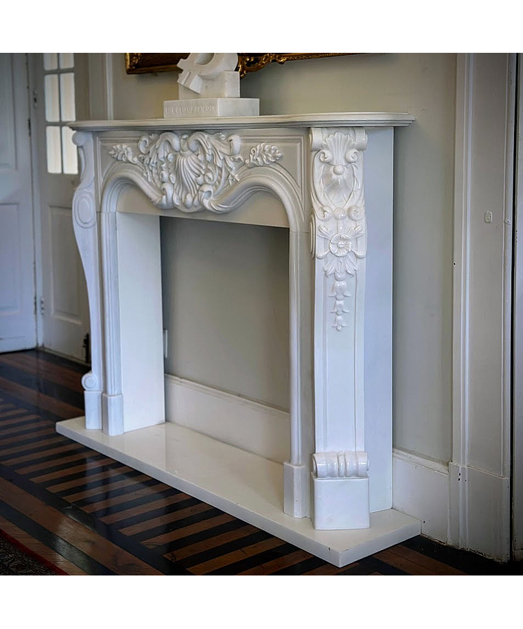 imagem do produto Lareira Bolonha em Mármore Branco 130cm VRMP346 Clássica e Sofisticada para Alto Padrão