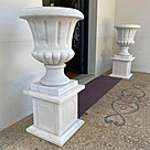 imagem do produto Par Vaso de Mármore com Base 105cm - VMP132 Destaque no Paisagismo