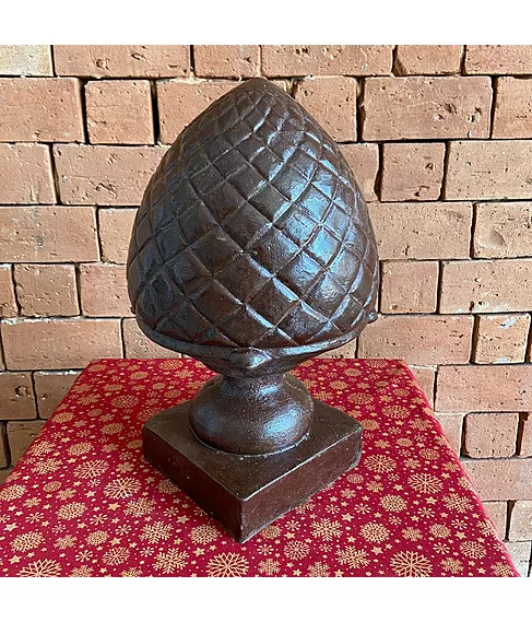imagem de Pinha Decorativa em Ferro Fundido 45cm VRF159 Para Jardins e Projetos Clássicos 