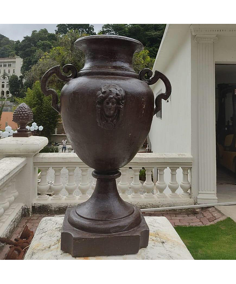 imagem do produto Vaso Decorativo Anfora Cara de India em Ferro Fundido 85cm  - VF037A Design Clássico