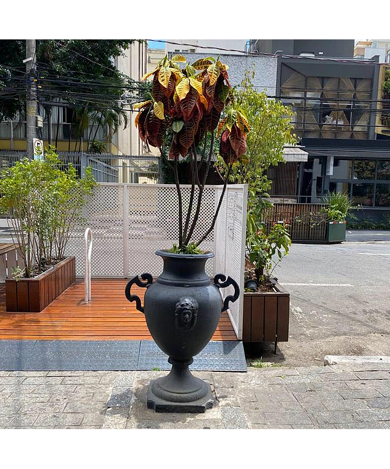 imagem do produto Vaso Decorativo Anfora Cara de India em Ferro Fundido 85cm  - VF037A Design Clássico