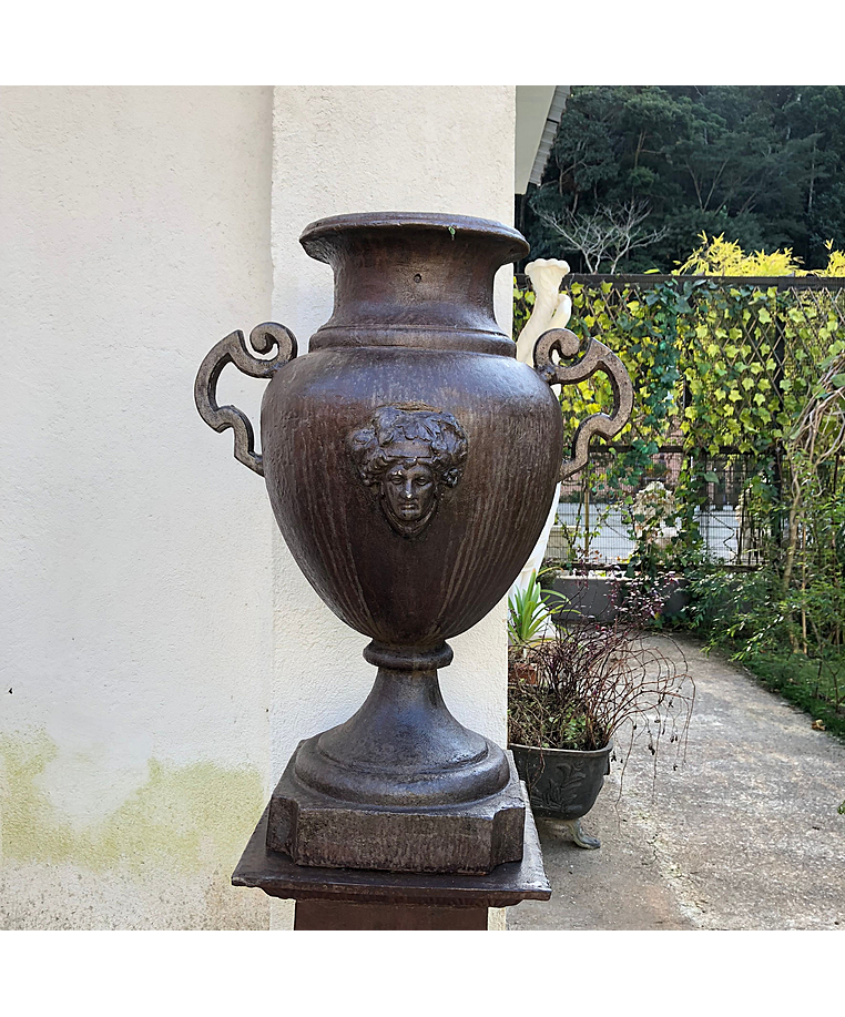 imagem do produto Vaso Decorativo Anfora Cara de India em Ferro Fundido 85cm  - VF037A Design Clássico