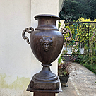 imagem do produto Vaso Decorativo Anfora Cara de India em Ferro Fundido 85cm  - VF037A Design Clássico