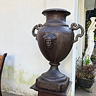 imagem do produto Vaso Decorativo Anfora Cara de India em Ferro Fundido 85cm  - VF037A Design Clássico