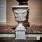 imagem do produto Vaso Louis com Base em Mármore Branco 150cm - VMP137 Presença Nobre