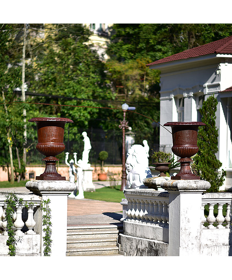 imagem do produto Vaso Romano Liso GG 115cm Ferro Fundido VF128 Elegância Clássica Monumental